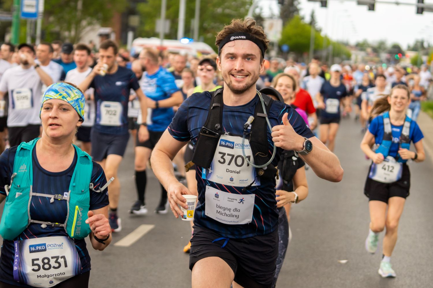 Tłum biegaczy na trasie półmaratonu2