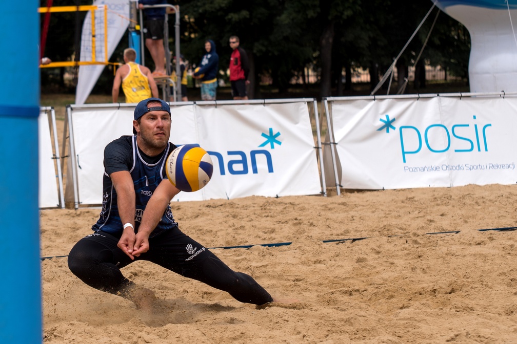 Chwiałka Volley - zawodnik odbija piłkę