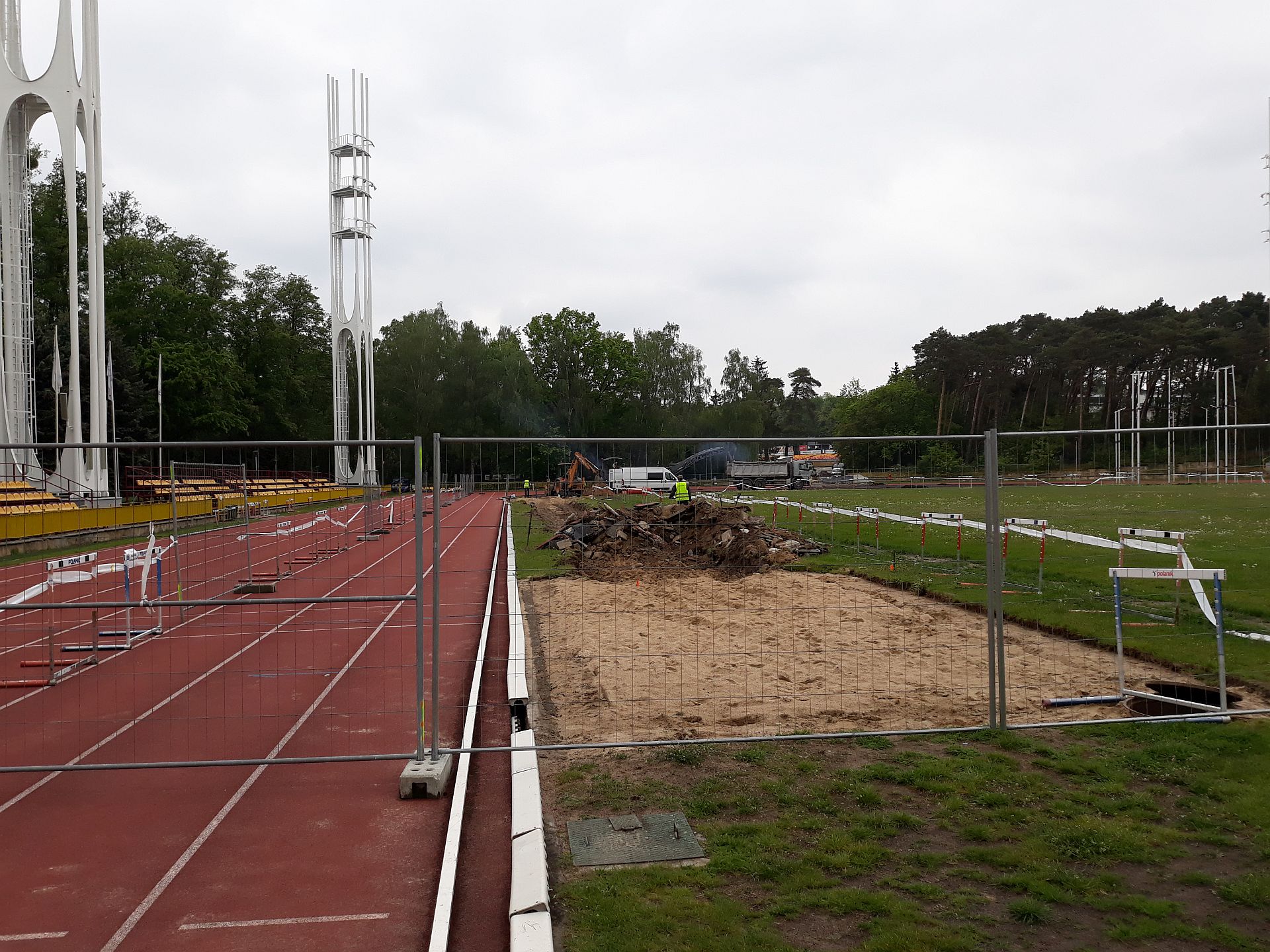 Tymczasowe ogrodzenia na stadionie - zdjęcie z ubiegłorocznego etapu inwestycji