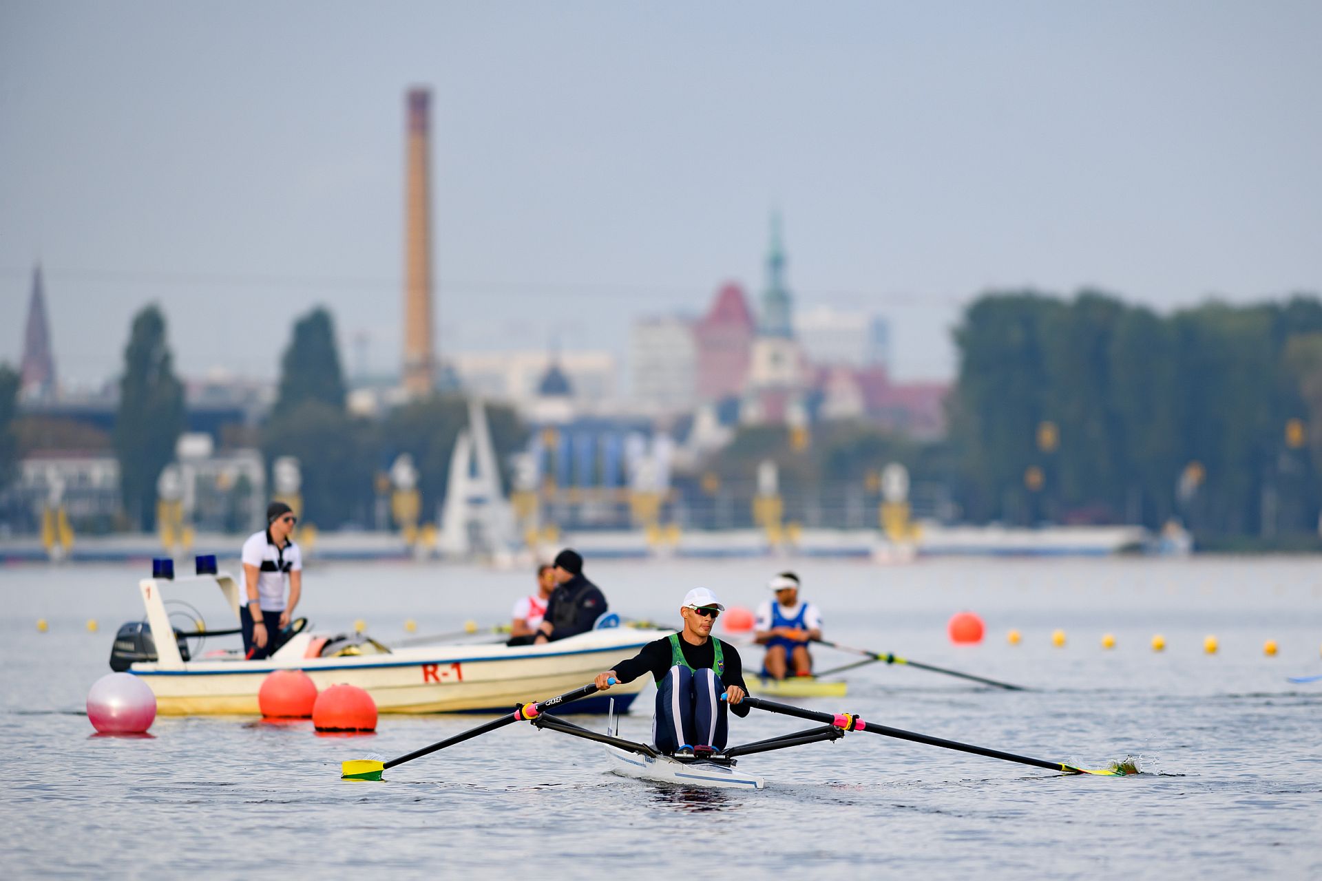 Wiośłarze na Malcie w tle panorama Poznania