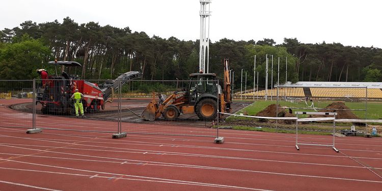 Maszyny na stadionie - zdjęcie z ubiegłorocznego etapu inwestycji