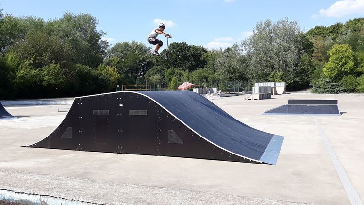 Dziecko z hulajnogą na skateparku