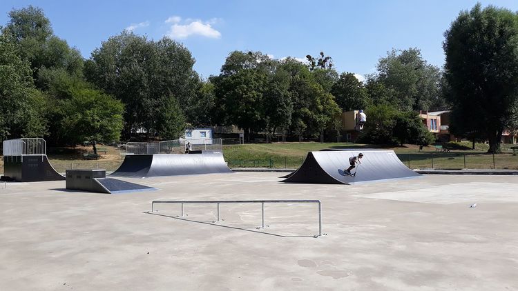 Skatepark Wyspa - dzieci na hulajnogach na przeszkodzie