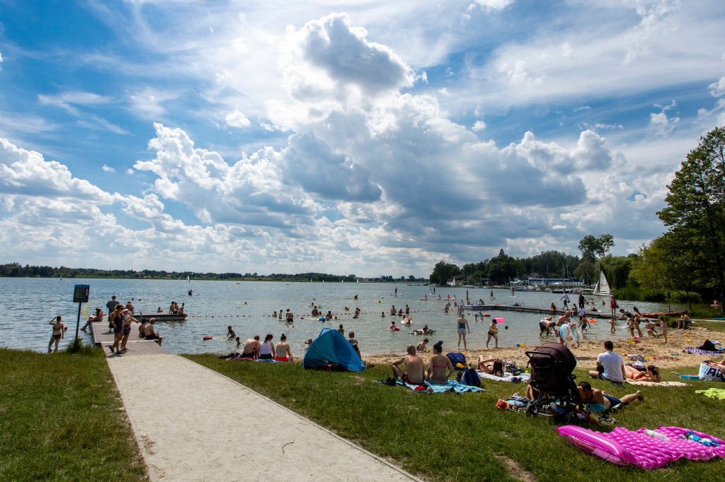 Kiekrz plaża parkowa - ludzie nad jeziorem