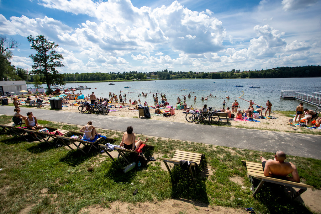 Krzyżowniki plaża smocza - ludzie opalają się i kąpią nad jeziorem