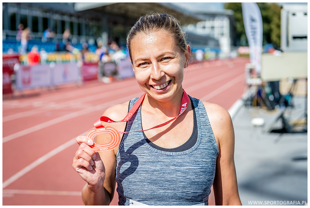 Biegaczka prezentuje medal