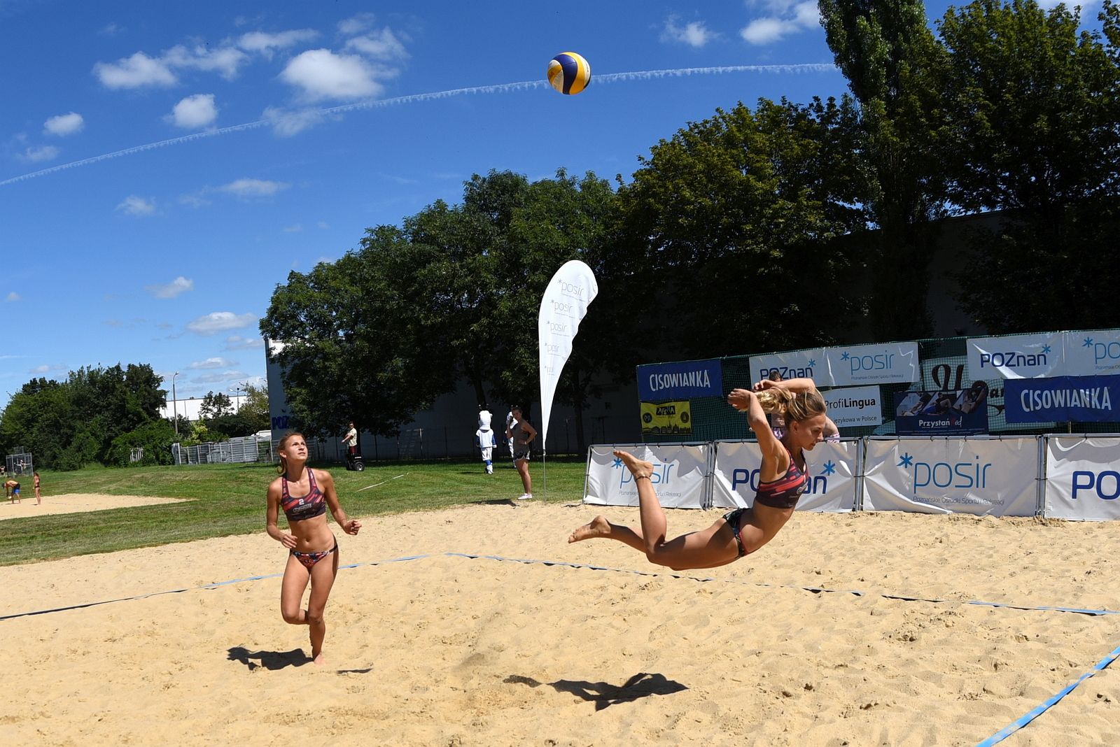 Chwiałka Volley 2020, turniej żeński, Dwie siatkarki na boisku - piłka w locie (fot. B. Guziałek)