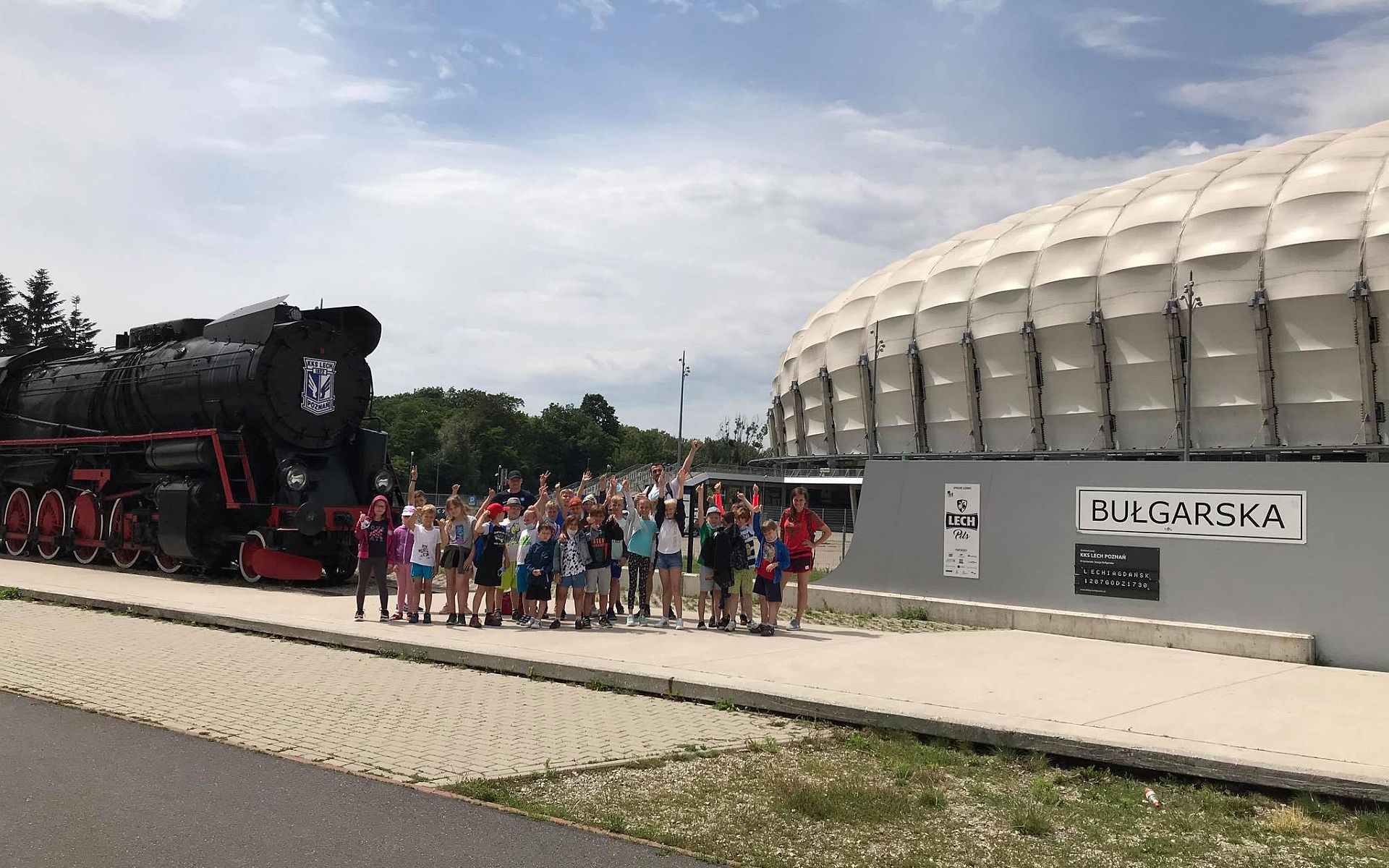 Akcja Lato - Półkoloniści przed Stadionem Miejskim