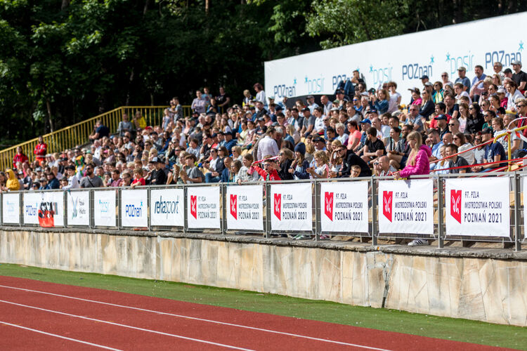 Kibice na trybunie stadionu Golęcin