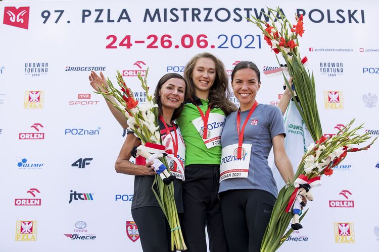 Triumfatorki 800m na podium