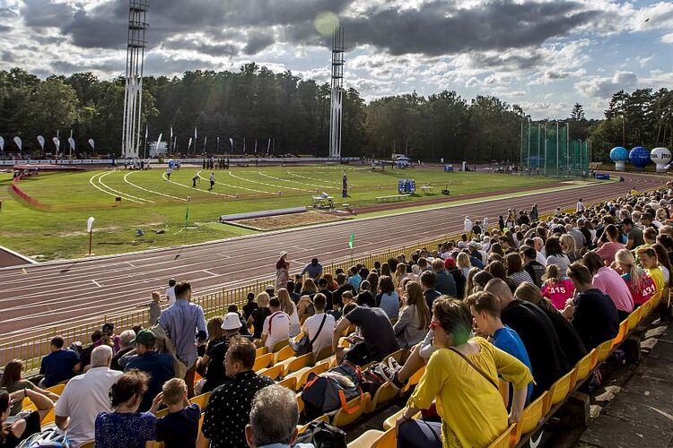 Kibice obserwują zawody na stadionie lekkoatletycznym