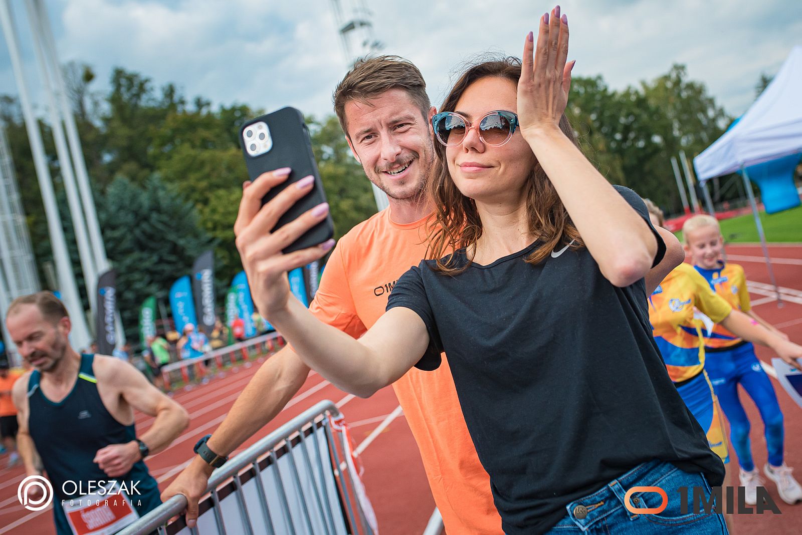 Kobieta i mężczyzna robią sobie zdjęcie na stadionie