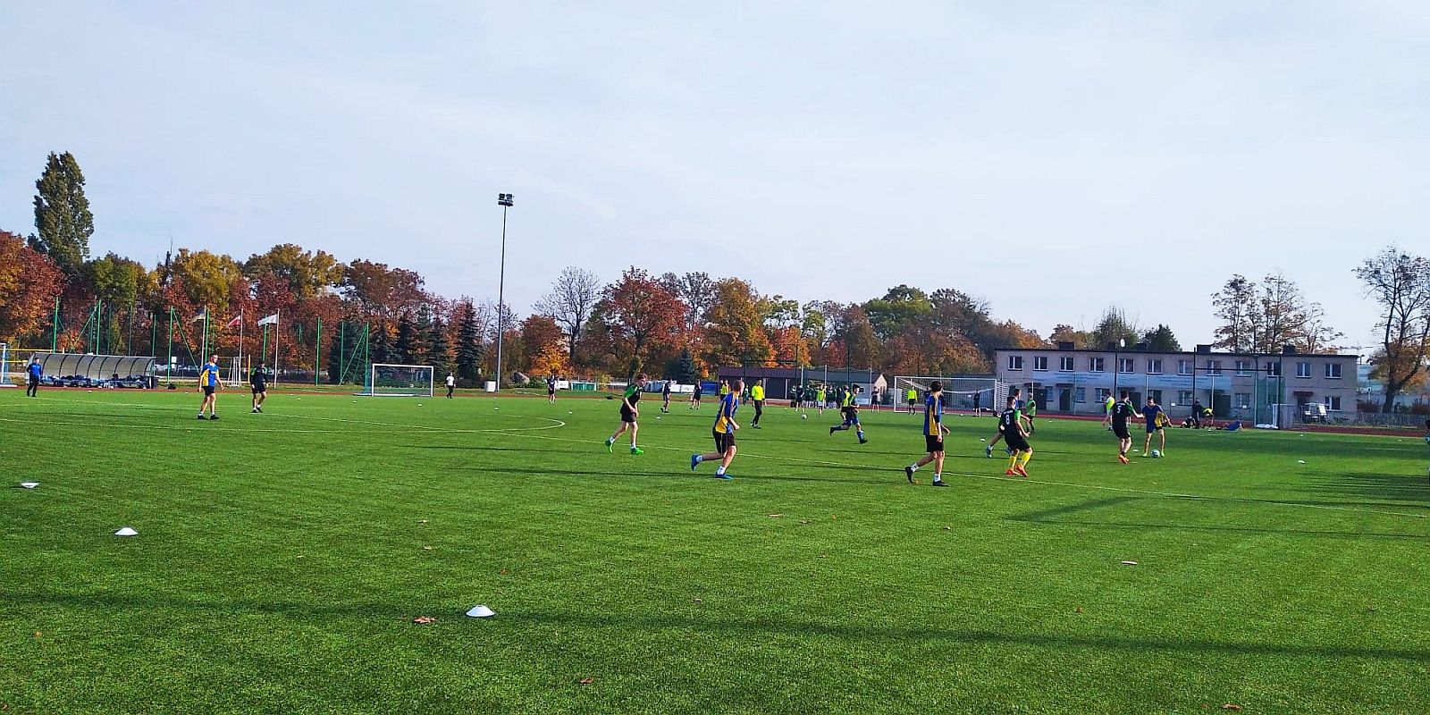 Boisko Młodzieżowego Ośrodka Sportowego na Śródce. Chłopcy grają w piłkę.