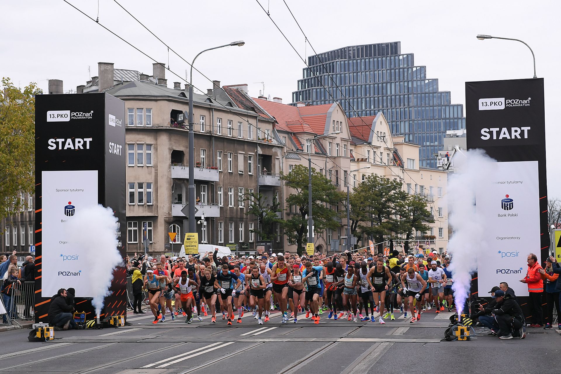 Biegacze na linii startu 13. PKO Poznań Półmaratonu w 2021 r.