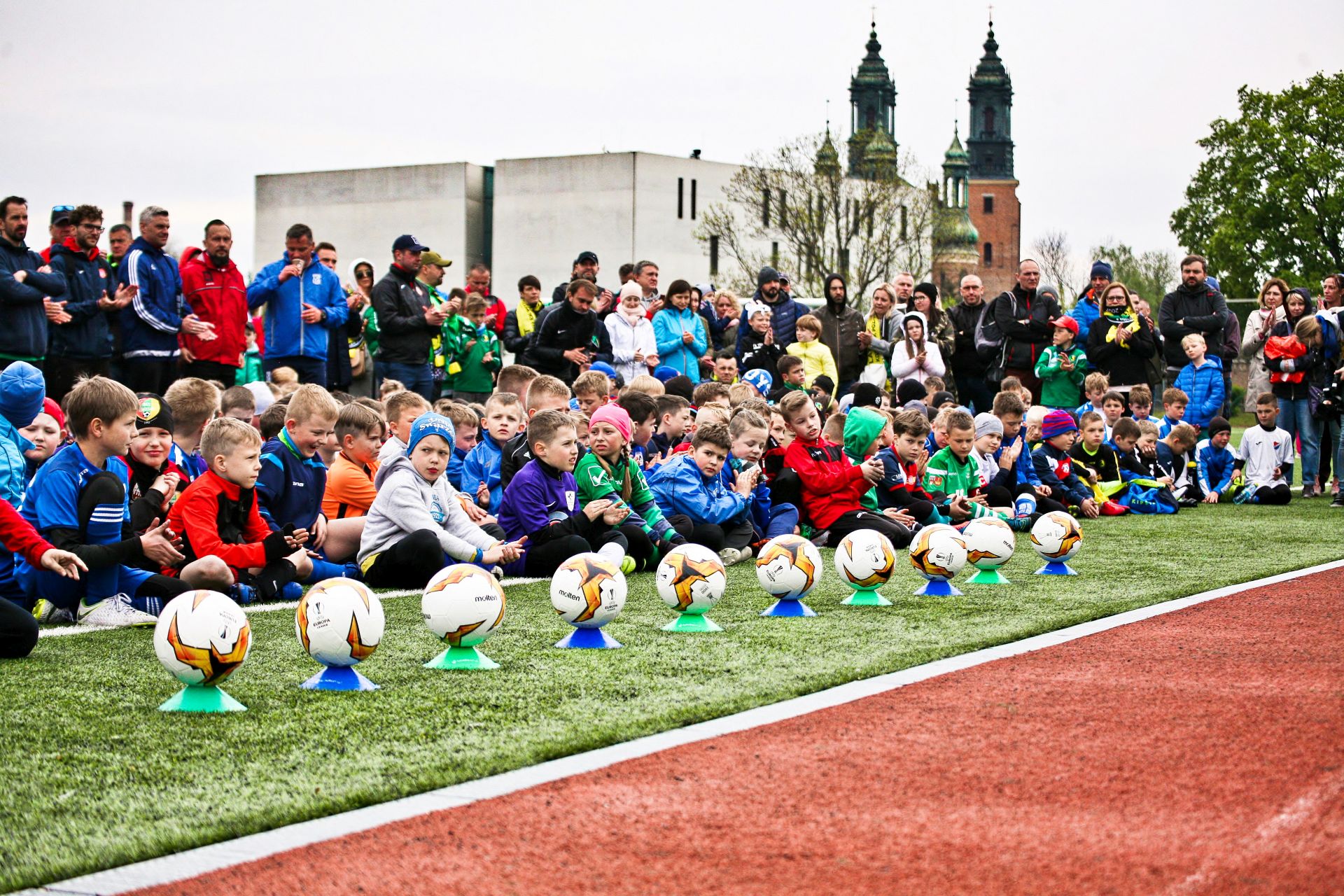 Marathon Cup - Stadion Młodzieżowego Ośrodka Sportowego - piłki na podstawkach w tle zawodnicy