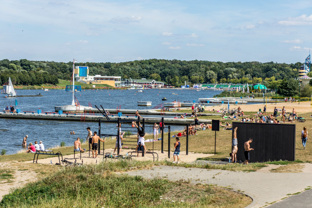 Kąpielisko nad Maltą - ludzie nad brzegiem jeziora w słoneczny dzień