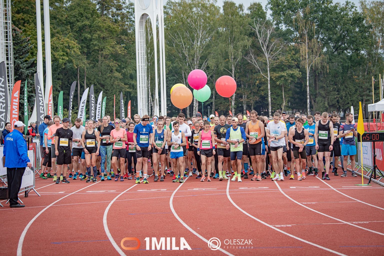 rywalizacja dorosłych biegaczy na bieżni lekkoatletycznej Golęcin