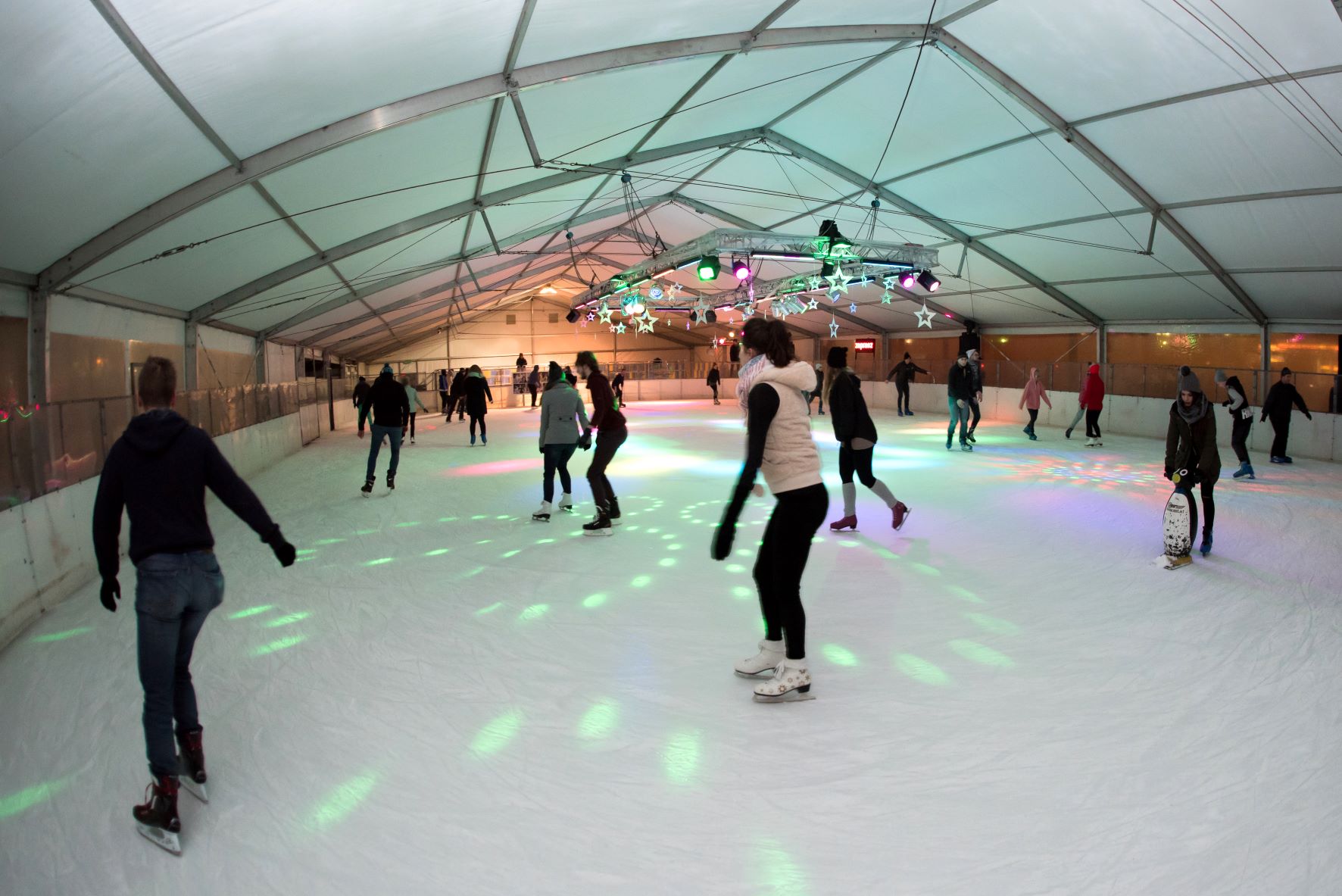 Lodowisko Malta - ludzie jeżdżą na łyżwach podczas Ice Party