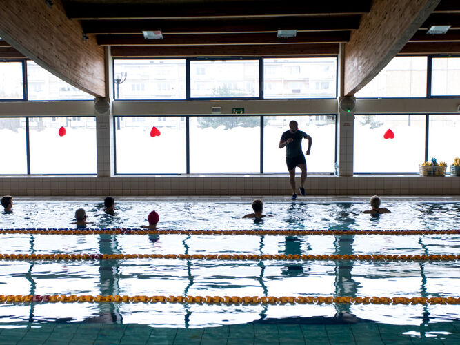 Panie w basenie podczas Aqua Maratonu - na brzegu instruktor