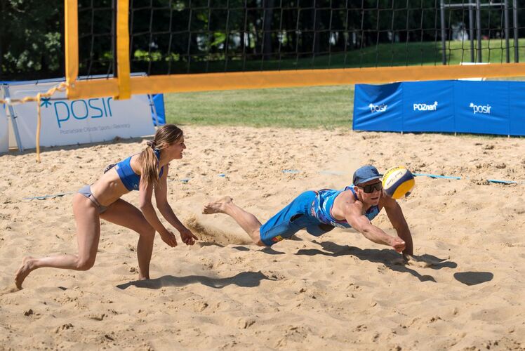 Chwiałka Volley - miksty - siatkarze przy siatce (fot. P. Rychter)