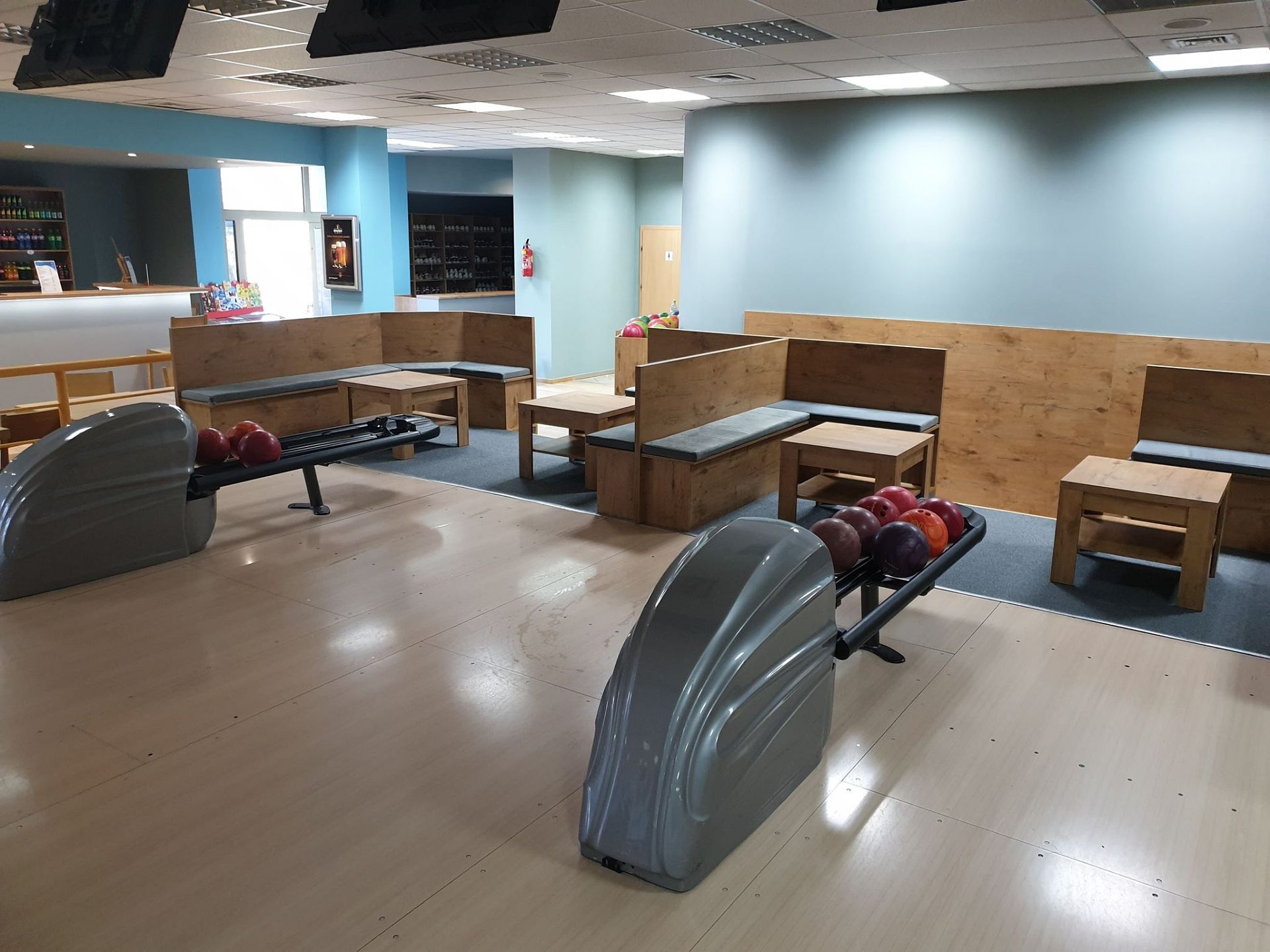 Bowling na Ratajach - podesty przy torze bowlingowym