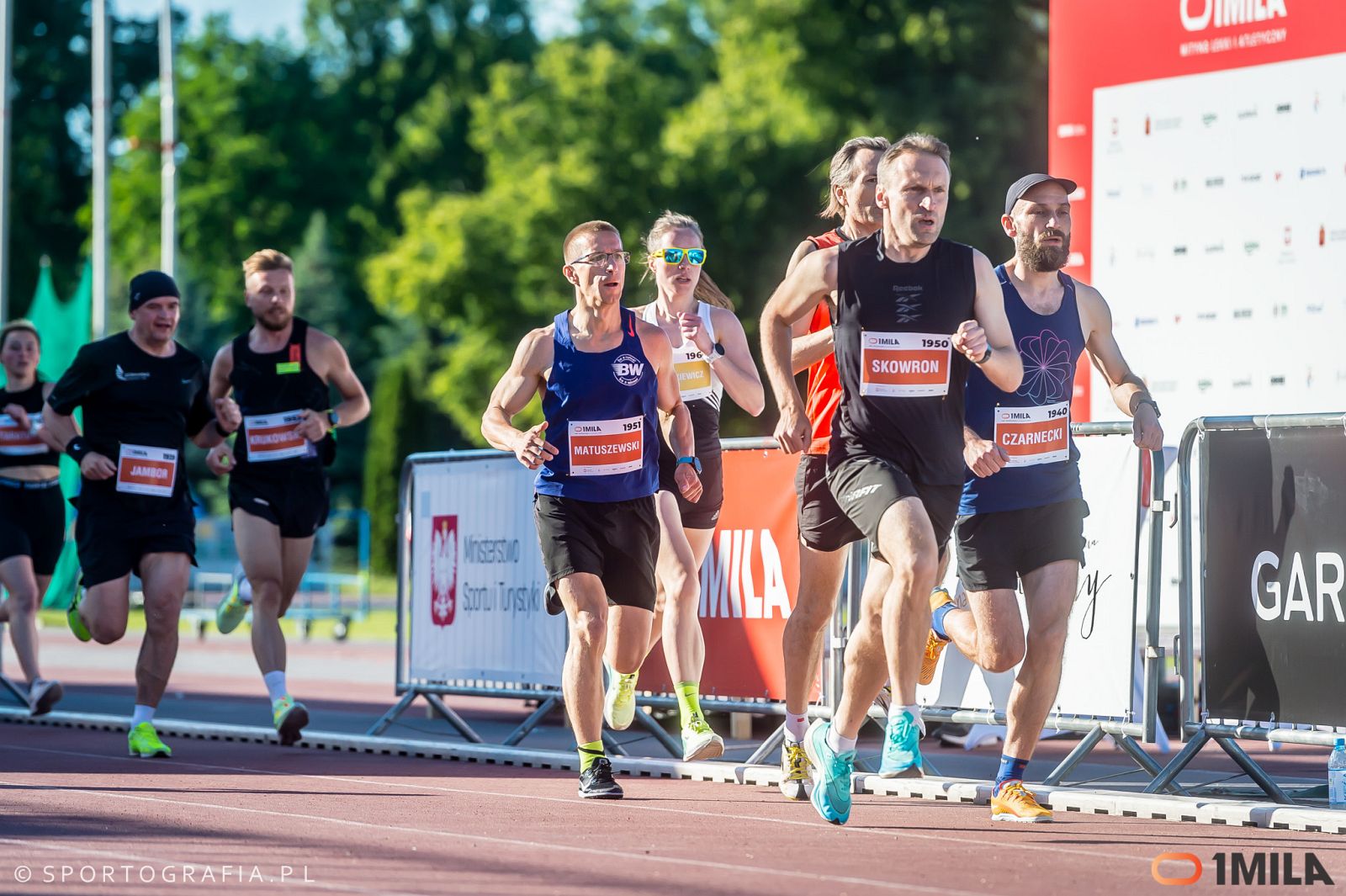 grupa biegaczy na stadionie lekkoatletycznym Golęcin