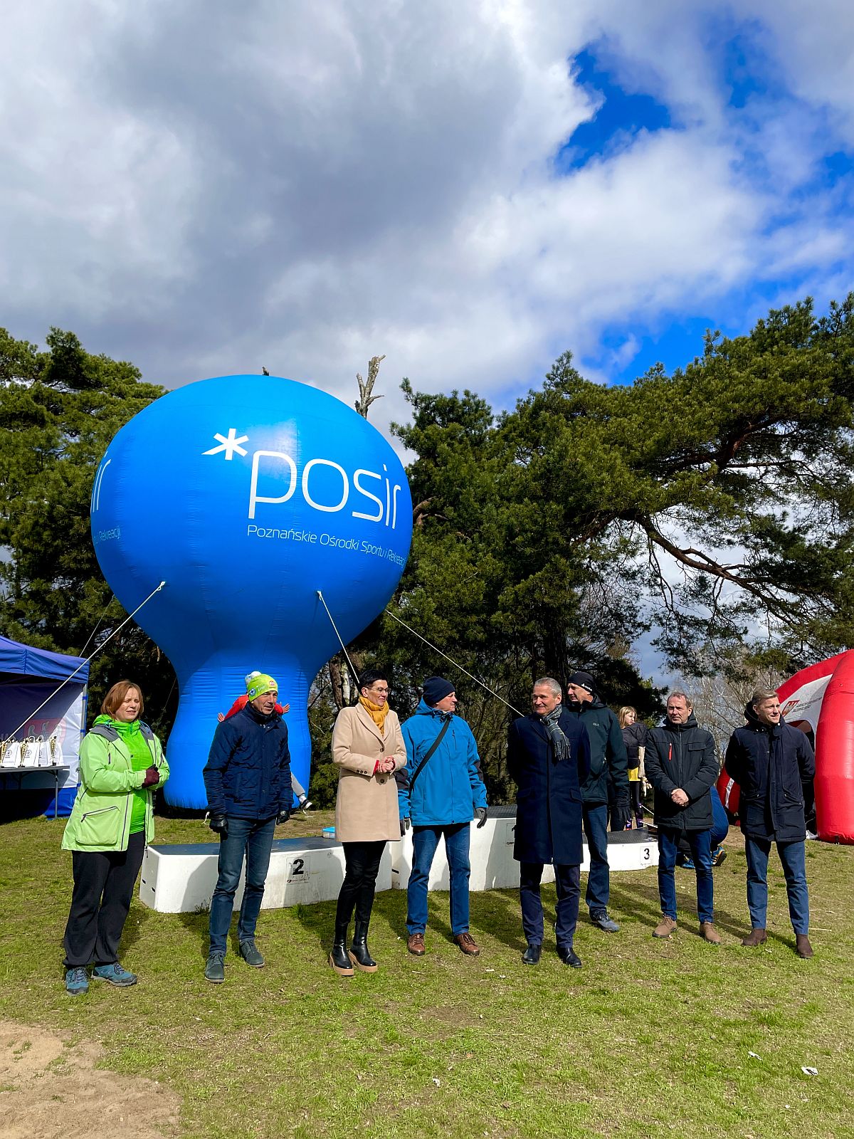 Przedstawiciele Miasta Poznań oraz POSiR podczas ceremonii otwarcia zawodów