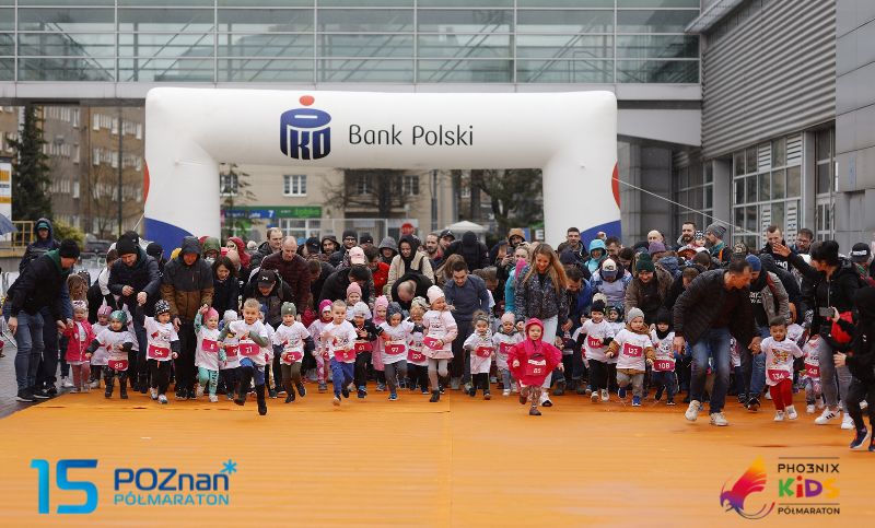 Phoenix Kids Półmaraton - dzieci razem z rodzicami na starcie biegu