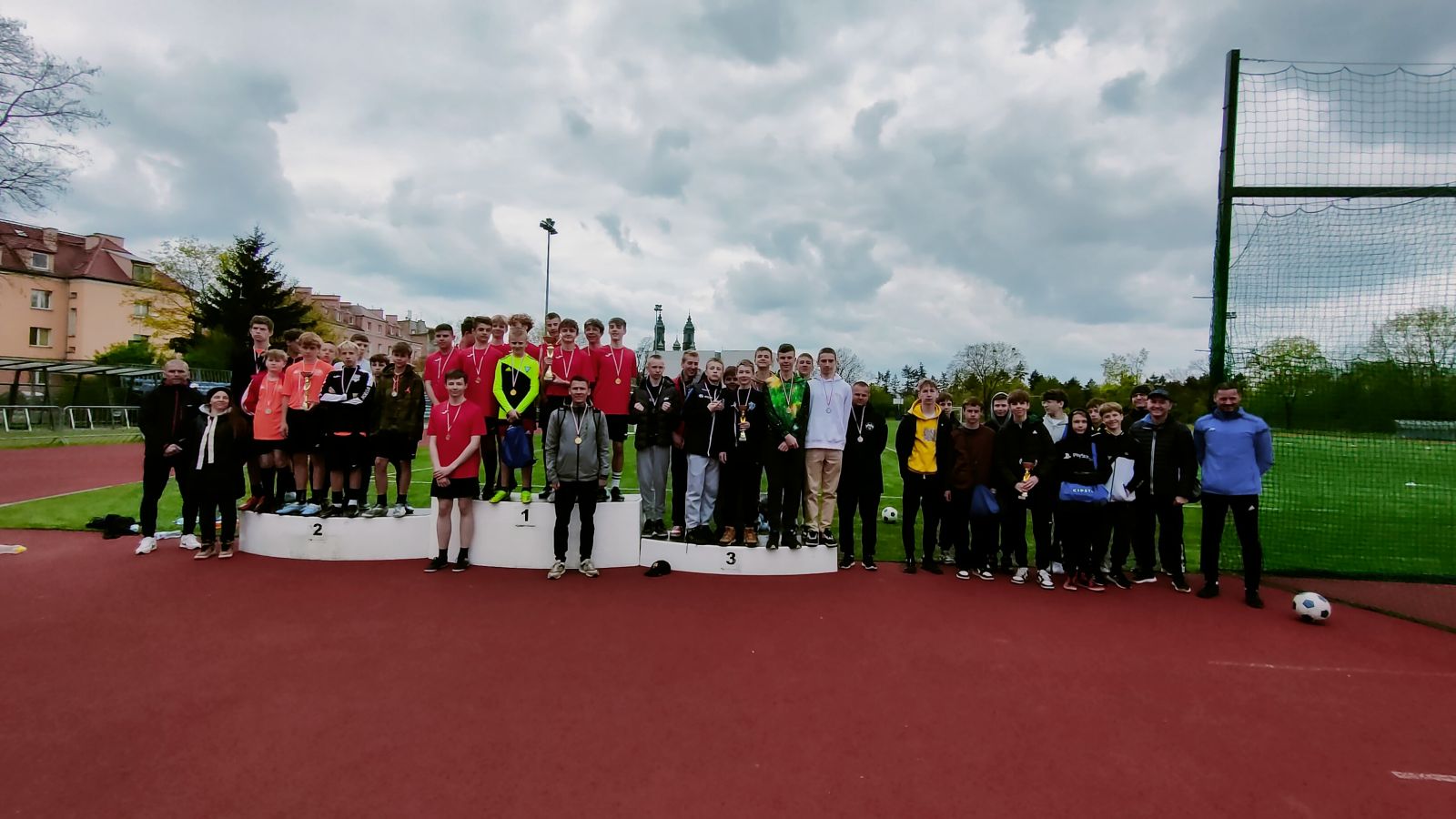 Uczestincy igrzysk młodzieży szkolnej na podium na boiskach komplesku MOS