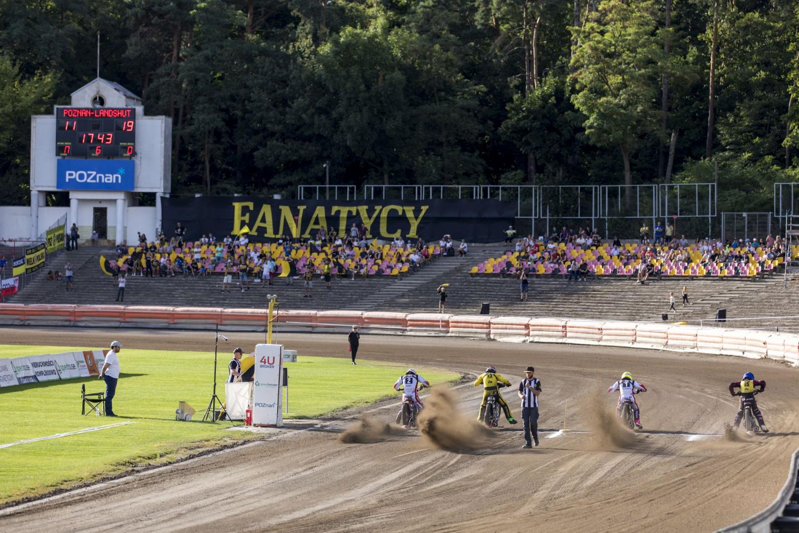 Stadion Golęcin - żużlowcy ścigają się na motorach