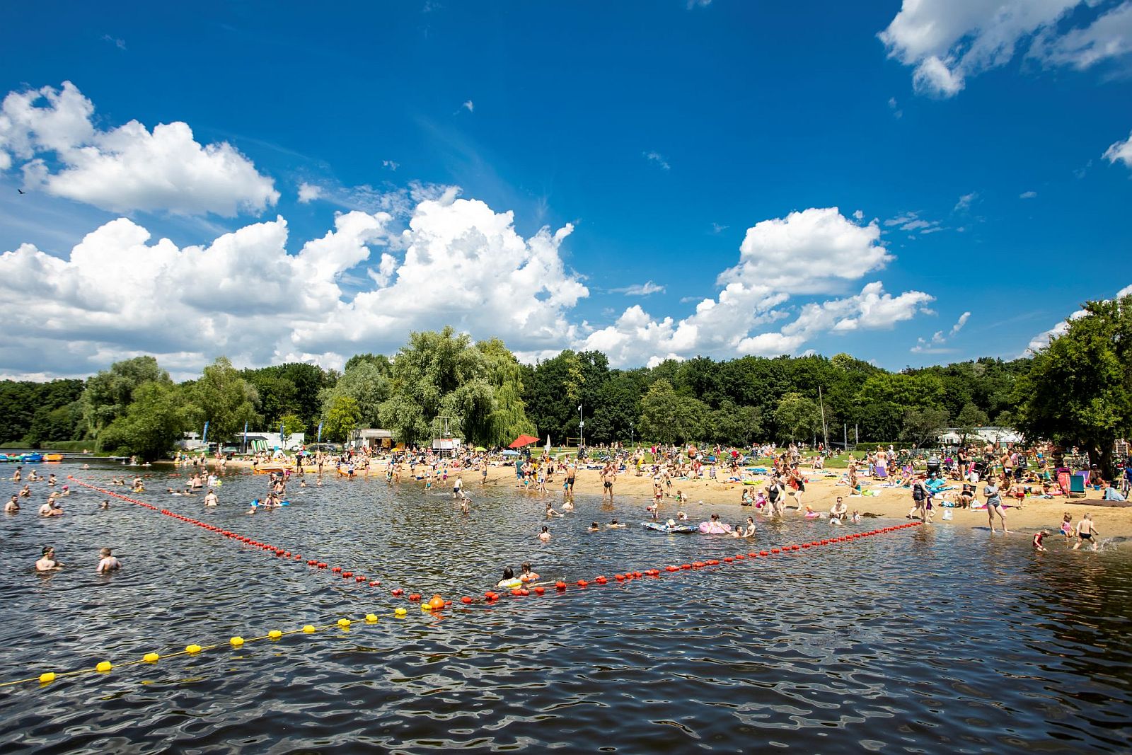 Rusałka - ludzie na plaży (fot. Adam Ciereszko)