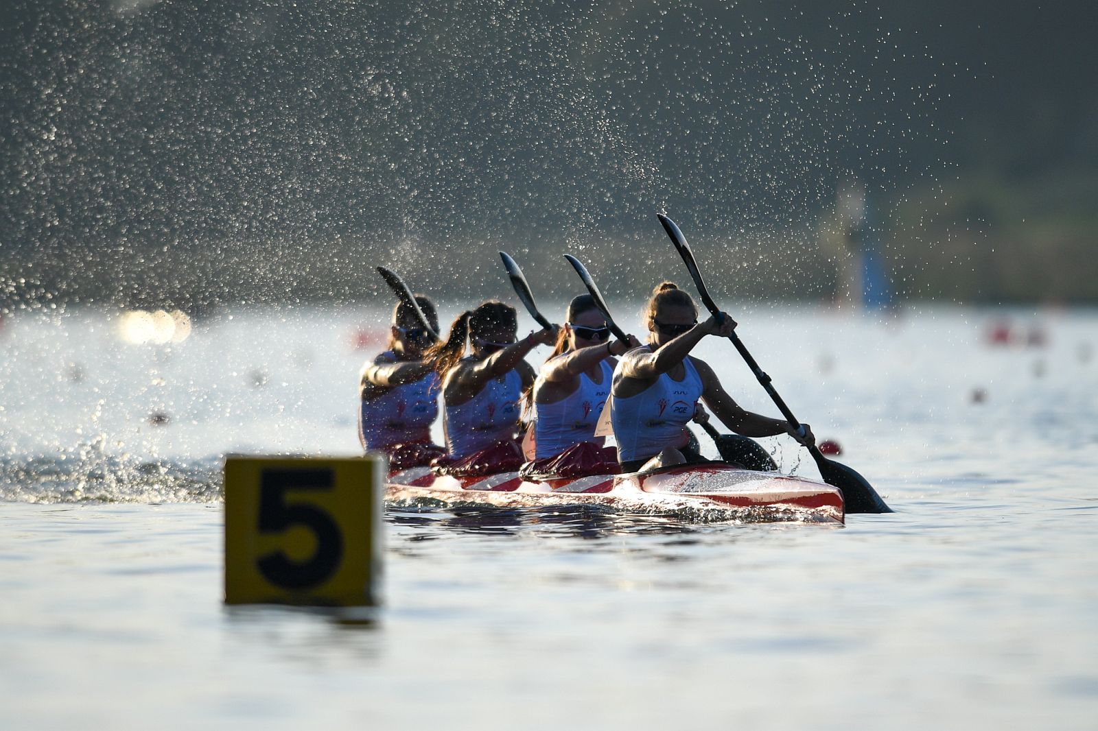 Czwórka kobiet w kajaku (fot. Weronika Morciszek)