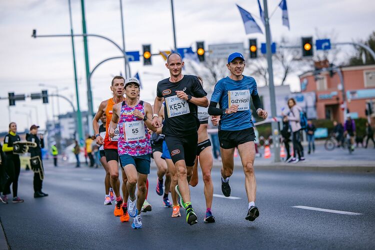 Grupa maratończyków na trasie Maratonu