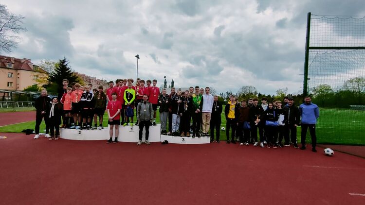 Uczestincy igrzysk młodzieży szkolnej na podium na boiskach komplesku MOS