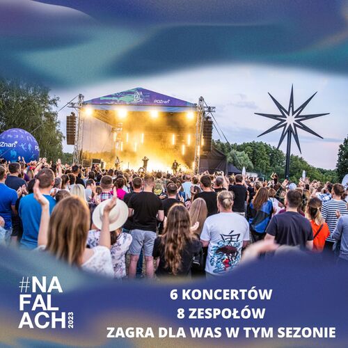 Na Falach - grupa osób obserwuje scenę, na której występuje zespół muzyczny