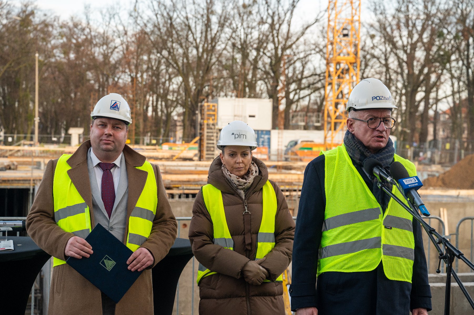 Jacek Jaśkowiak - prezydent Poznania, Justyna Litka - prezes PIM oraz przedstawiciel wykonawcy inwestycji Mariusz Linowiecki podczas wmurowania kapsuły czasu.
