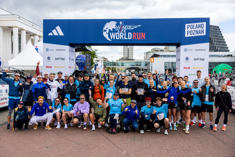 fot. Damian Kramski Ambasadorzy biegu Wings for Life World Run przy bramie startowej