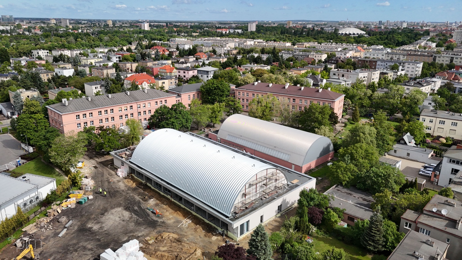 Hala sportowa widziana z perspektywy drona