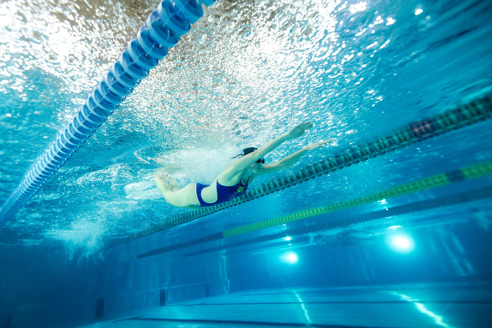 Pływaczka na basenie sportowym. Fot. A. Olszanowski