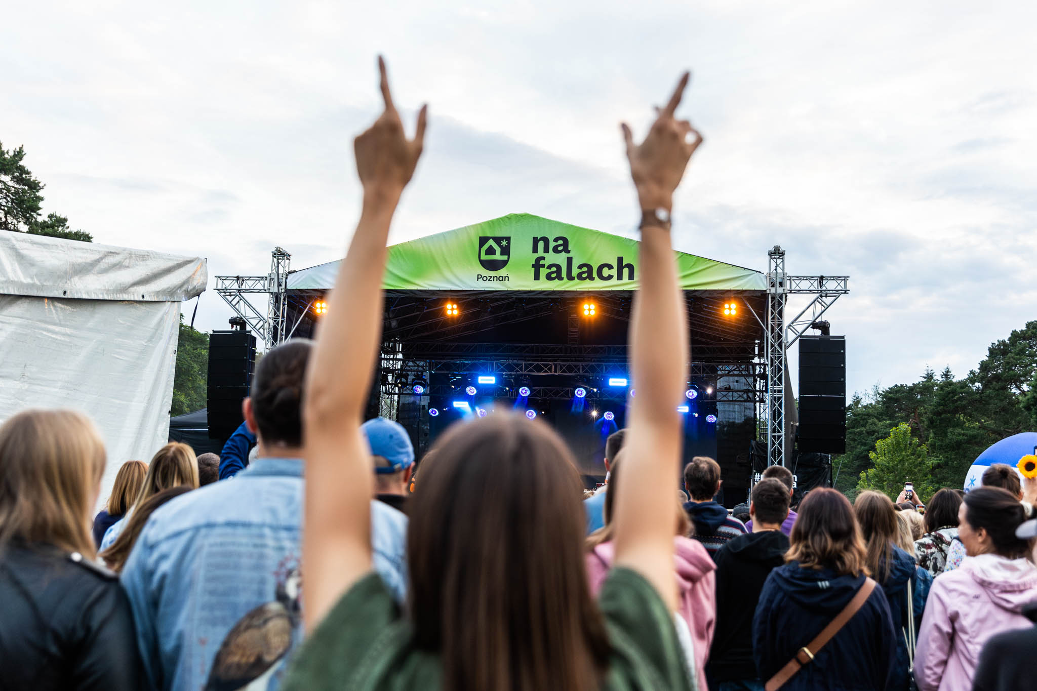 Scena koncertu NaFalach kobieta macha rękami