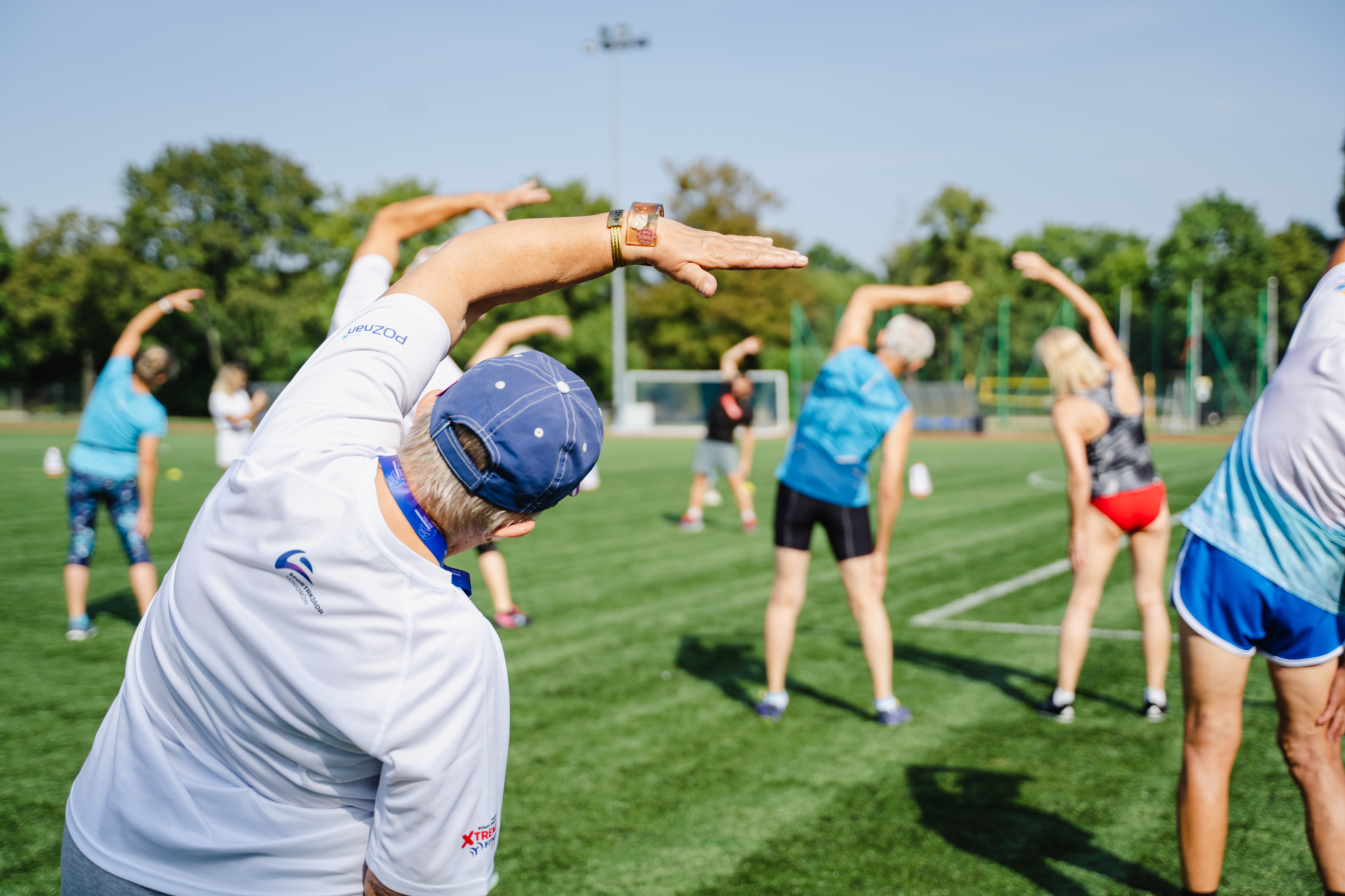 Seniorzy podczas rozgrzewki na Młodzieżowym Ośrodku Sportowym 