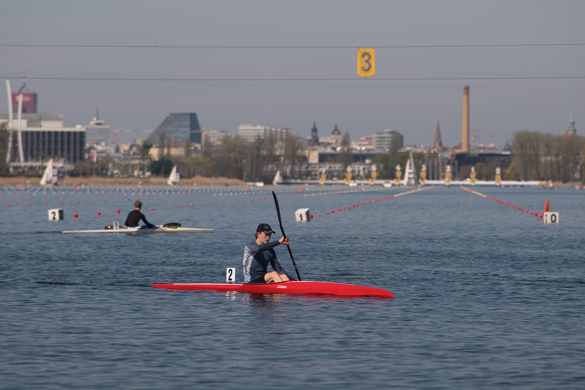 Kajakarze na torze regatowym Malta w trakcie regat im. Rafała Piszcza w Poznaniu