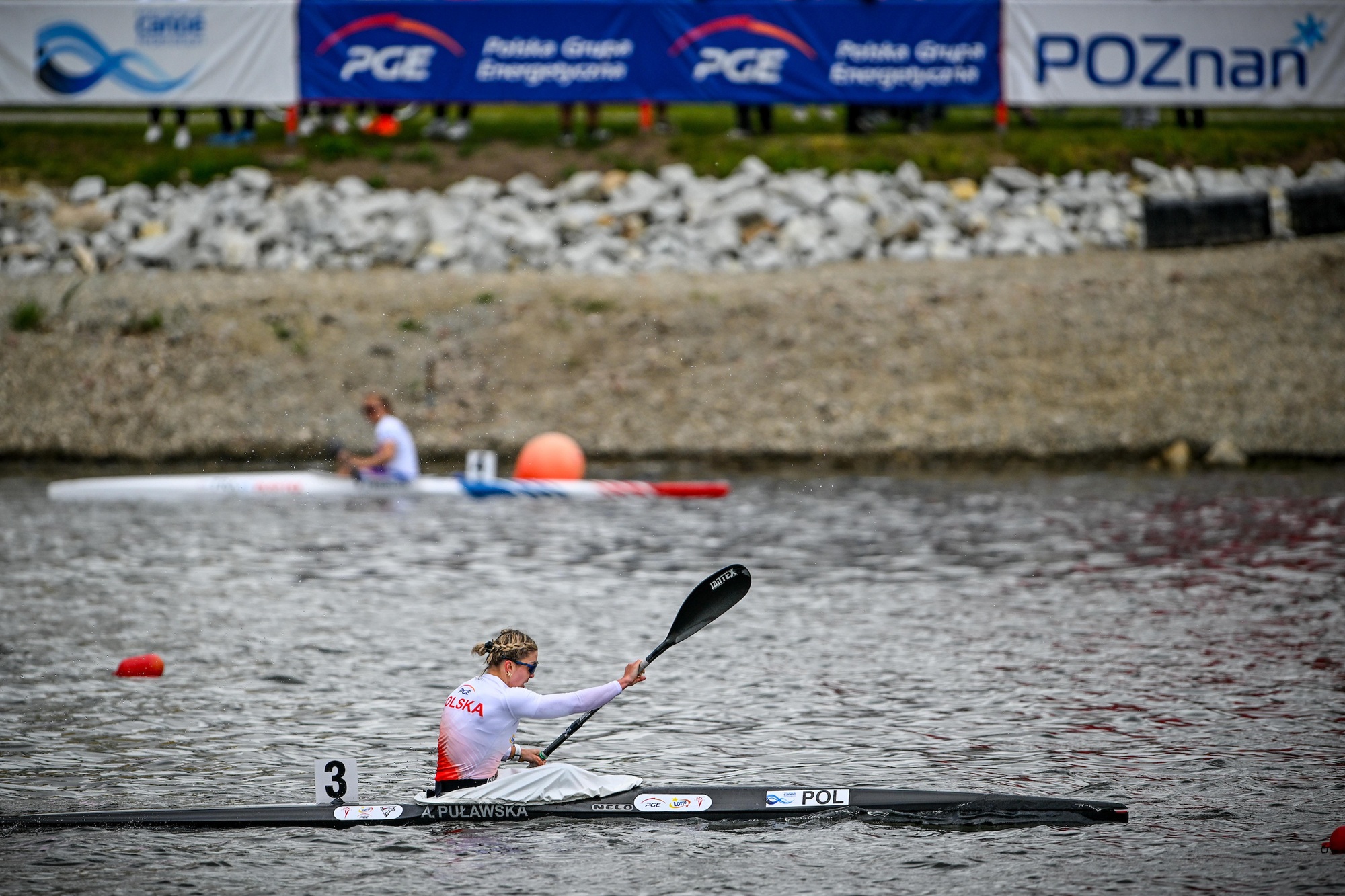  Anna Puławska płynie w kajaku na torze regatowym Malta.