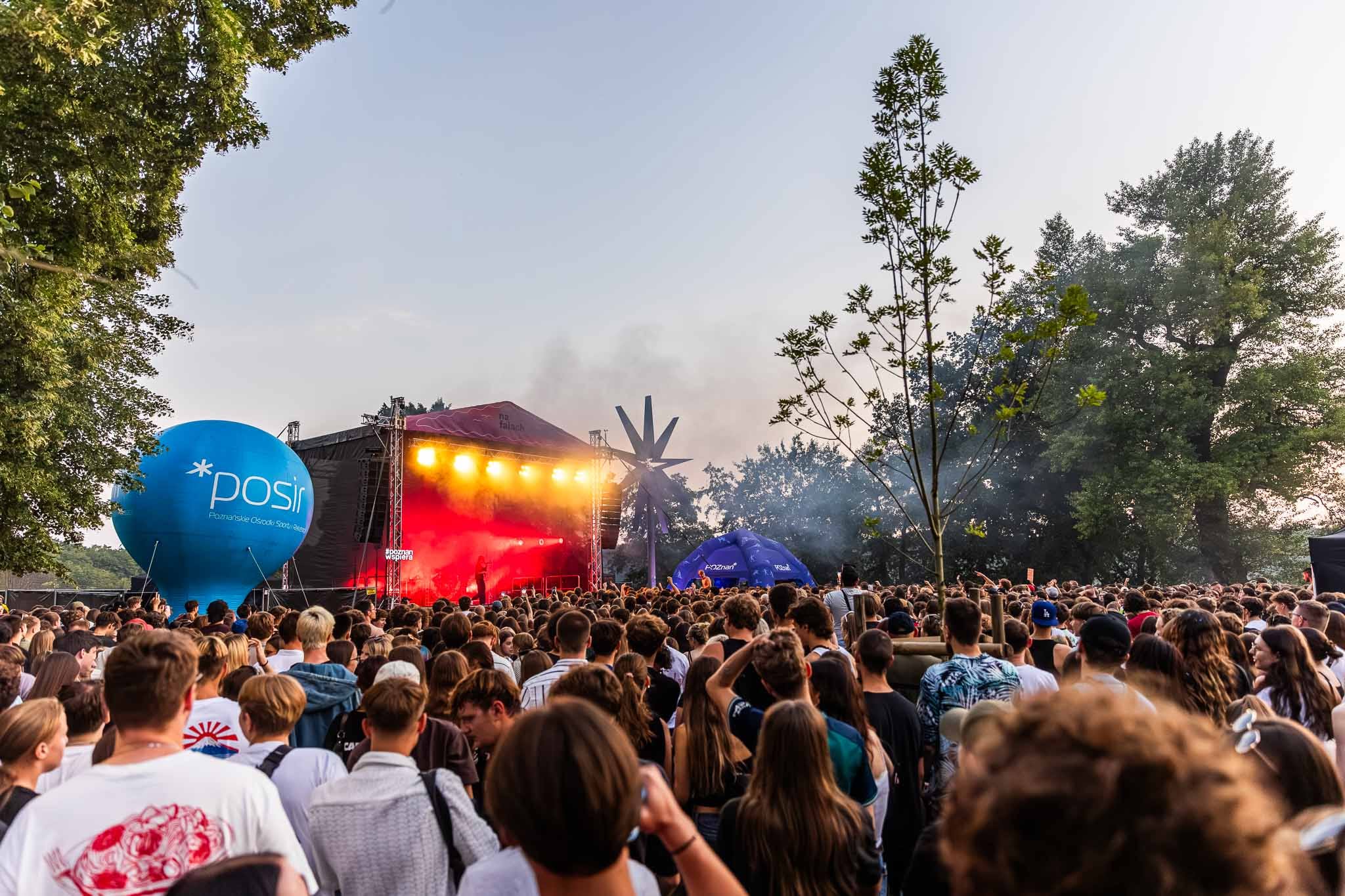Tłum_ludzi_pod_sceną_podczas_koncertu_NaFalach_na_Strzeszynku