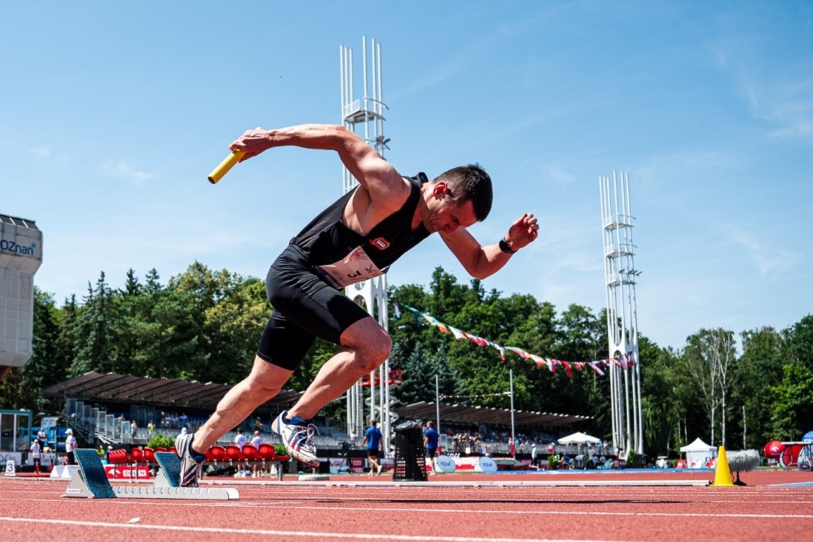 sprinter wybiega z bloków startowych