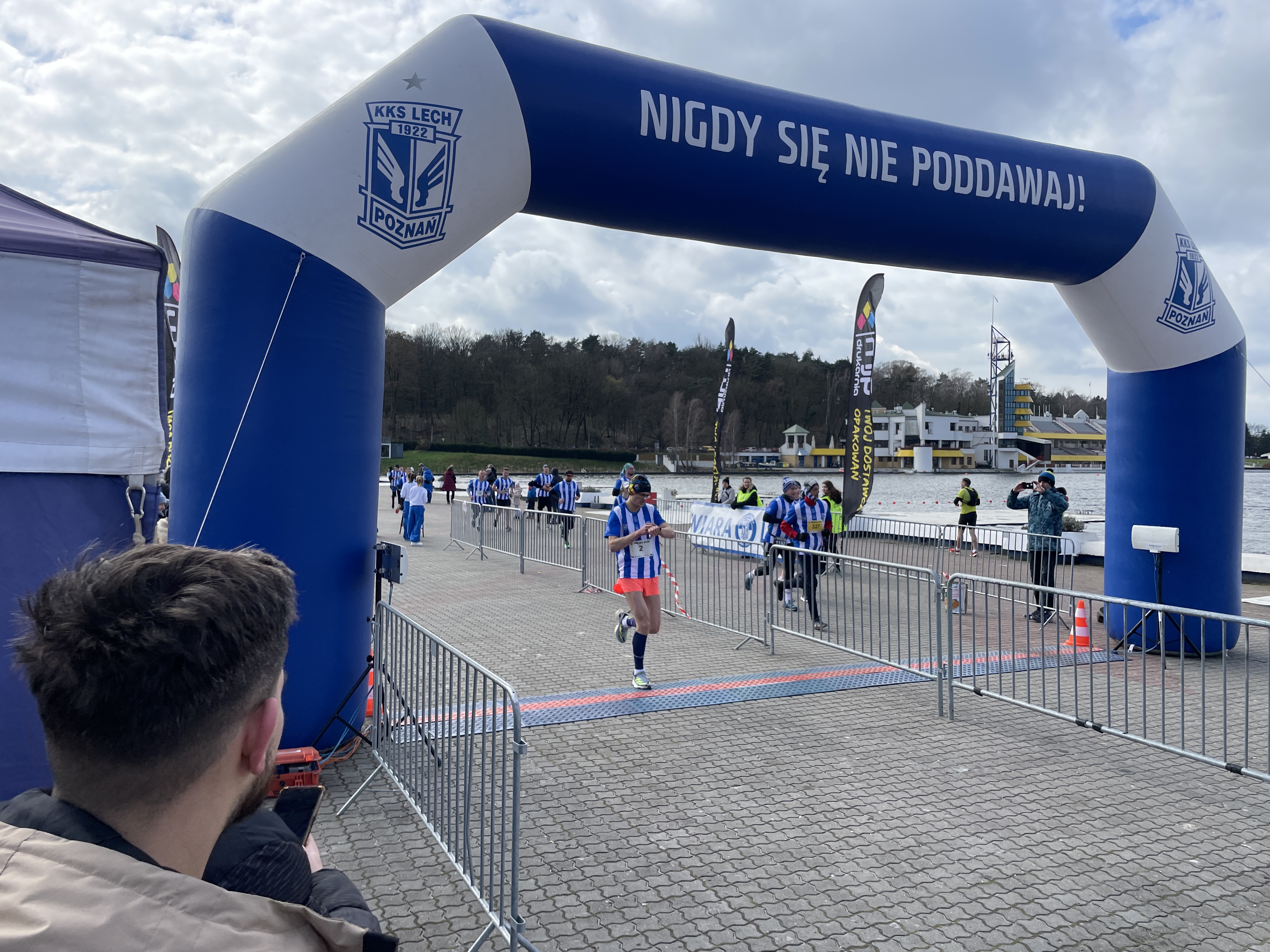 Na zdjęciu widać dmuchaną bramę mety z napisem 