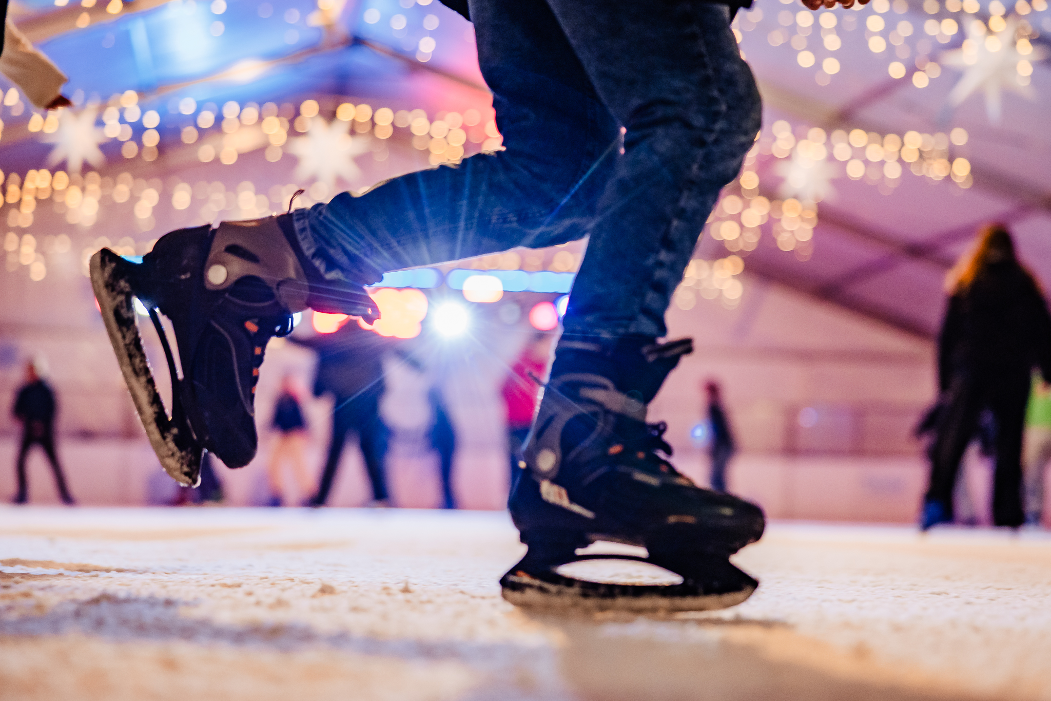 Łyżwiarz podczas jazdy na Lodowisku Malta.