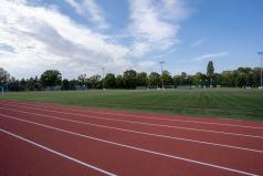 Bienia-i-boisko-ze-sztuczn-traw-na-MOS