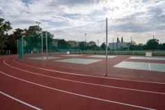 Bienia-oraz-boiska-do-pickleball-w-tle