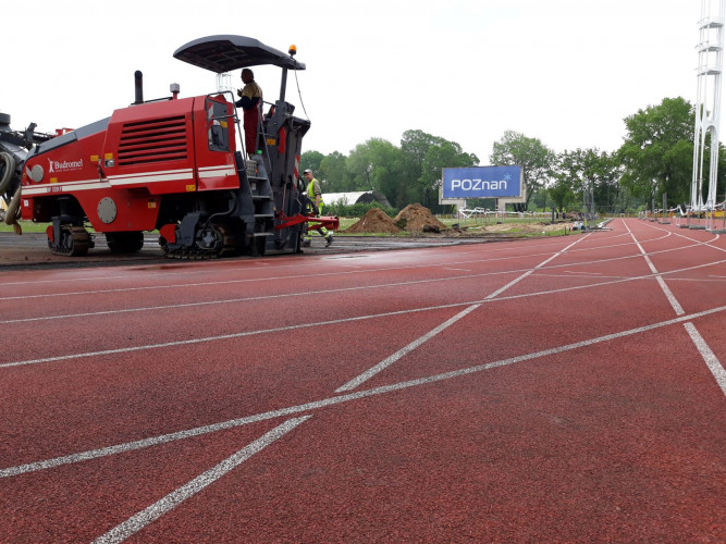 Maszyny na stadionie lekkoatletycznym